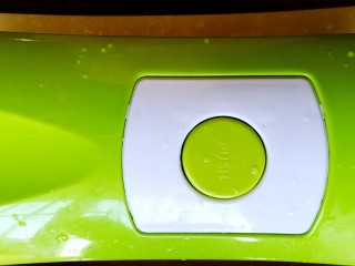 2、健康瘦身早餐 土豆鸡蛋饼,用擦丝器擦丝