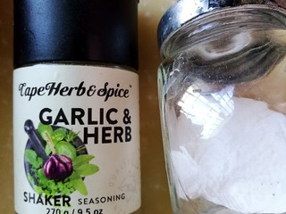 4、健康瘦身早餐 土豆鸡蛋饼,加入大蒜胡椒香草粉，没有的话用胡椒粉也可以。