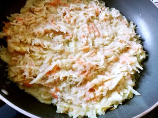 10、健康瘦身早餐 土豆鸡蛋饼,至油热至120度(将手伸至锅上方30cmC，感到热度)，倒入土豆鸡蛋液，均匀铺在锅底，