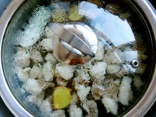 1、罗宋汤，冬日暖身更暖心,先准备好一锅百搭的牛腩清汤，一来牛腩清汤用途很多，二来为了避免帖子太长，所以汤的炖法另外开一贴。