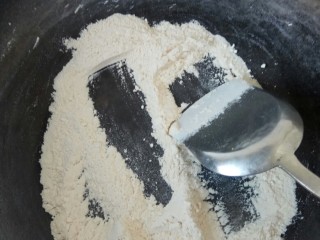 2、罗宋汤，冬日暖身更暖心,面粉用小火炒至微黄，有面香味出来，就普通的蒸馒头做面条的面粉就好。