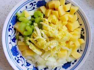 4、罗宋汤，冬日暖身更暖心,土豆，洋葱，芹菜，白菜切小块儿，不用太讲究，因为它们会被炖的软烂，汤才足够香浓。再切两瓣儿大蒜，等会儿爆香锅气。