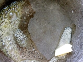 5、罗宋汤，冬日暖身更暖心,热锅放入黄油，将少许蒜碎爆香。