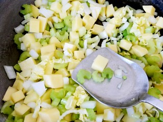 6、罗宋汤，冬日暖身更暖心,所有的蔬菜入锅翻炒，炒出香气。