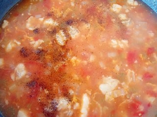 7、罗宋汤，冬日暖身更暖心,这时候可以转大火，加入炒好的面粉，并搅拌，直到汤变得浓稠，再搁适量黑胡椒提味。