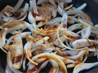 2、黄记煌焖锅家庭版,洋葱加油铺底