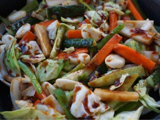 3、黄记煌焖锅家庭版,蔬菜炒熟放入锅中，加一层酱料