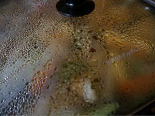 4、黄记煌焖锅家庭版,闷十分钟蔬菜出水后加肉类