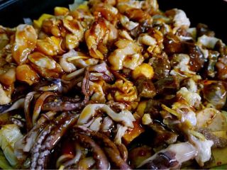 5、黄记煌焖锅家庭版,加肉后再放酱料