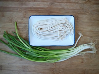 1、三合油拌面,准备食材。