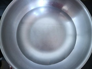 3、三合油拌面,锅中放入适量清水烧开。