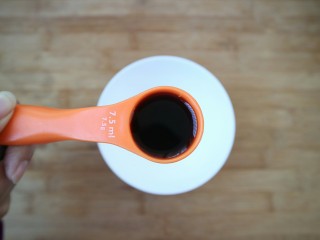 6、三合油拌面,准备一个小碗调三合油，先加入大约8毫升香醋。