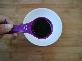 7、三合油拌面,再加入约15ml生抽。