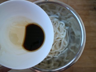 9、三合油拌面,把三合油倒入面条里，搅拌均匀。