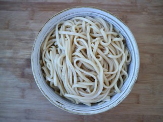 10、三合油拌面,把搅拌均匀的面条盛入一个大碗中。