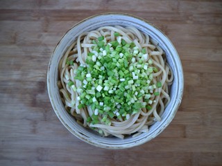 11、三合油拌面,面条上放入香葱。