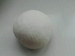 1、糖酥火烧,所有材料混合揉至光滑面团（油酥，馅料除外），室温发酵40分钟（一倍大左右即可），原做法是不需发酵，个人感觉不发酵，直接烤制，高温容易将酵母失