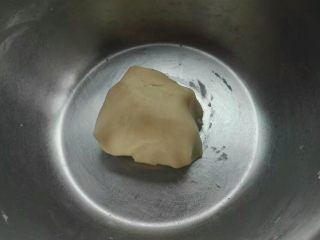 2、糖酥火烧,油酥材料混合成团