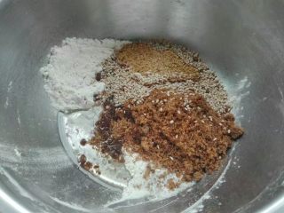 3、糖酥火烧,开始制作馅料：将所有馅料混合