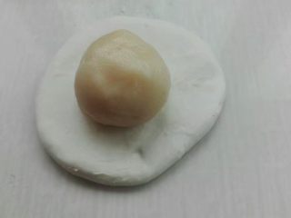 7、糖酥火烧,取一个面团擀成圆形，包入一个油酥