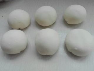 8、糖酥火烧,收口朝下，依次包好，如图