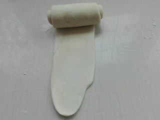 11、糖酥火烧,再次擀成长，自上而下卷起