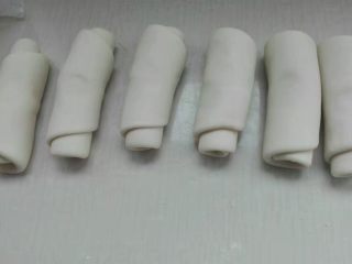 10、糖酥火烧,依次卷好如图所示