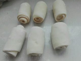 12、糖酥火烧,依次卷好如图所示