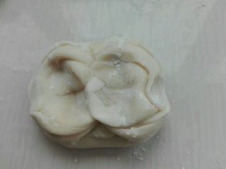 13、糖酥火烧,取一个剂子，两头朝中间挤压