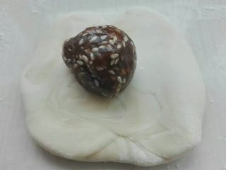 14、糖酥火烧,擀扁，放入馅料，包好