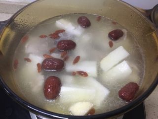 8、山药排骨汤,加入盐来调味；