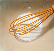 1、聚会必不可少的节日蛋糕,牛奶加糖粉搅拌均匀