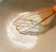 3、聚会必不可少的节日蛋糕,加入混合过筛后的低粉和玉米粉搅拌均匀