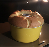 11、聚会必不可少的节日蛋糕,入预热好的烤箱中下层烘烤