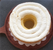 28、聚会必不可少的节日蛋糕,盖上第二片戚风,仍然挤一层淡奶油