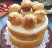 29、聚会必不可少的节日蛋糕,将泡芙顶部朝着外面依次摆在奶油上,中间空洞部分可以用泡芙填充