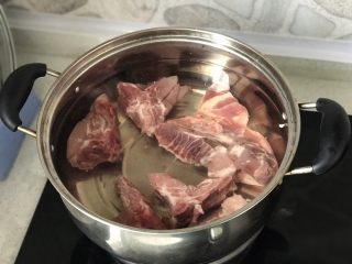 1、暖心排骨汤,排骨冷水下锅，加入少许料酒，飞水去沫；