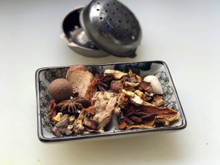 2、暖心排骨汤,等待飞水的同时准备炖汤调料：桂圆、花椒、八角、小茴香、白芷、香叶、陈皮、肉蔻、桂皮、良姜，把这些调味料放进图片上方的调味盒里，以便炖出的汤底清澈无杂质；