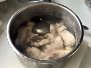 4、暖心排骨汤,加热水没过排骨，高压锅压15分钟。