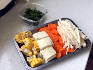 5、暖心排骨汤,压排骨的同时准备其他食材：水果玉米、豆腐、胡萝卜、海鲜菇还有香菜，不吃香菜的就别备啦；
