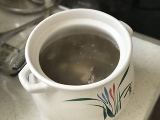 6、暖心排骨汤,15分钟以后，把压好的排骨汤倒入砂锅内；