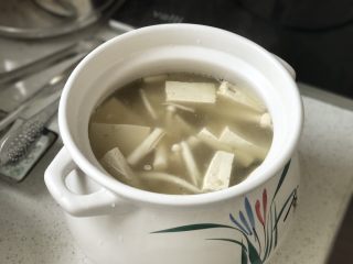 7、暖心排骨汤,放入耐煮的海鲜菇和豆腐，可以让汤底滋味更鲜美；