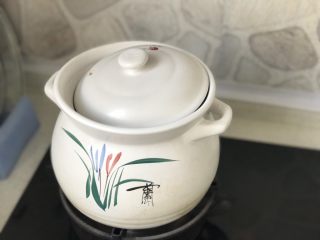 8、暖心排骨汤,汤滚后转小火，加盖炖煮20分钟；