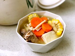 11、暖心排骨汤,一碗色香味俱全、营养丰富的暖心排骨汤完美呈现；