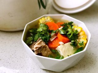 12、暖心排骨汤,暖心排骨汤，传达爱的暖意，为自己和家人煲一锅汤，暖胃暖身更暖心。