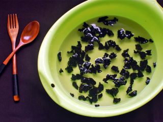 1、橄榄油凉拌木耳,将干木耳用清水浸泡湿润，约60分钟。