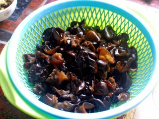 2、橄榄油凉拌木耳,捞起泡开的木耳，沥干水备用。