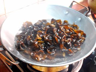 3、橄榄油凉拌木耳,烧开水，倒入木耳，沸腾状态下大火煮2分钟，熄火。