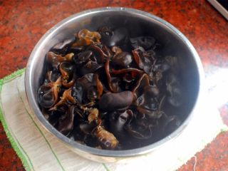 4、橄榄油凉拌木耳,将木耳捞起，稍微冷却降温。