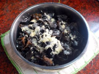 5、橄榄油凉拌木耳,蒜头切成蒜蓉，加入。同时加入盐2勺，糖2勺，大蒜粉1勺，酱油2大匙拌均匀。